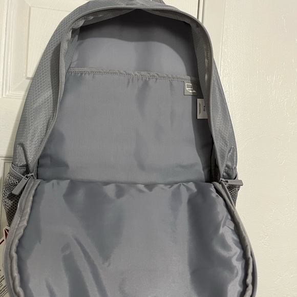 New Gray Reebok backpack - Picture 4 of 6
